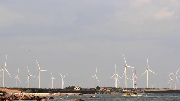 電力生産のための風車 ウクライナのアゾフ海のBotievo風力発電所 — ストック動画