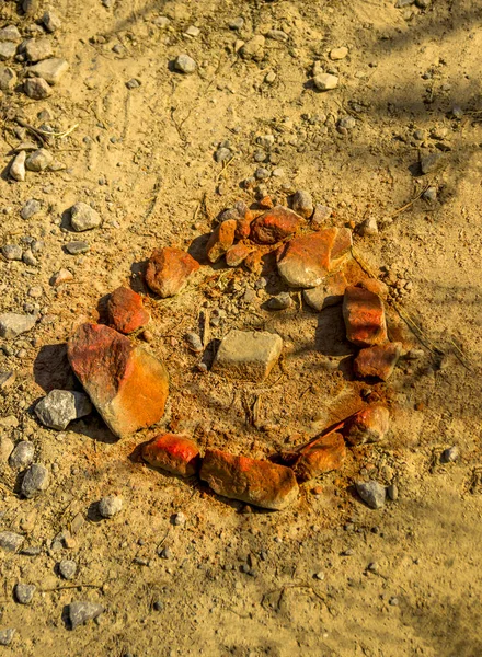 Custom Marker Red Stones Arranged Circle Central Stone Ground — Zdjęcie stockowe