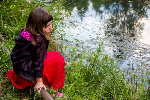 Sad Little Girl Sit Pond Bank Forest — Foto Stock