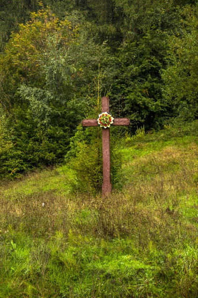 Wooden Cross Decorative Flowers Hillock Edge Forest — Stock Photo, Image