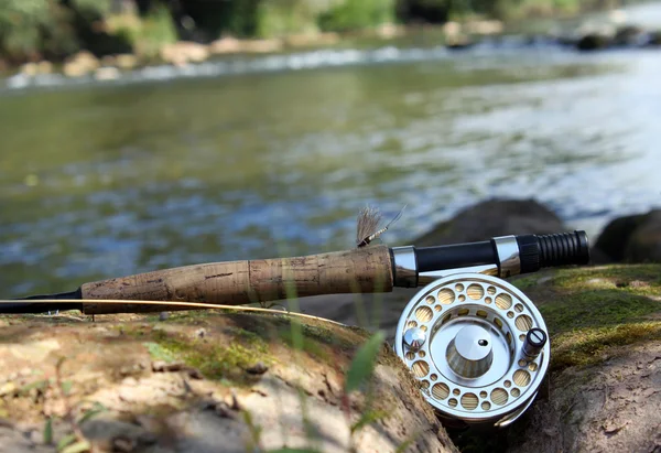 Pêche à la mouche sur rivière de montagne — Photo