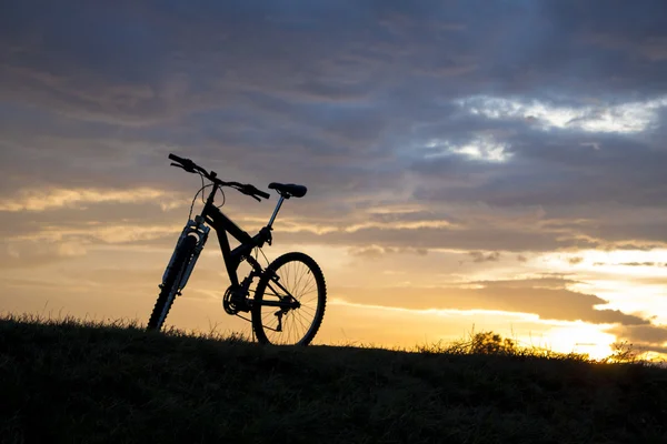 Récréation en soirée avec vélo — Photo