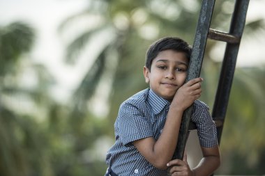 yakışıklı Hint yürümeye başlayan çocuk okula gitmeye hazır