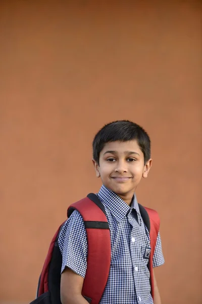 yakışıklı Hint yürümeye başlayan çocuk okula gitmeye hazır