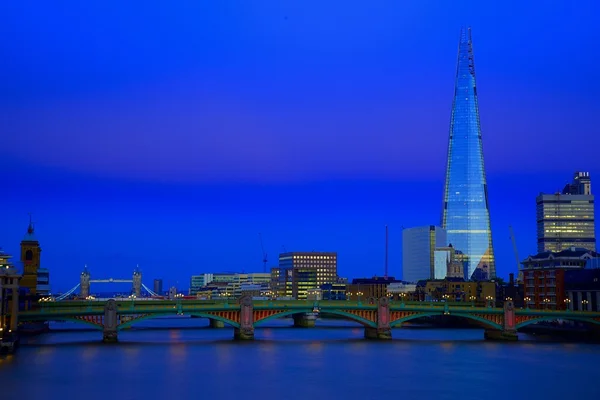 新伦敦市政厅在夜间、 全景视图从河. — 图库照片