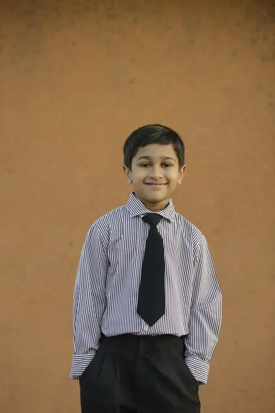 Csinos indiai fiú hajlandó iskolába menni — Stock Fotó