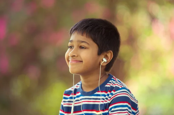 Jongen in park — Stockfoto