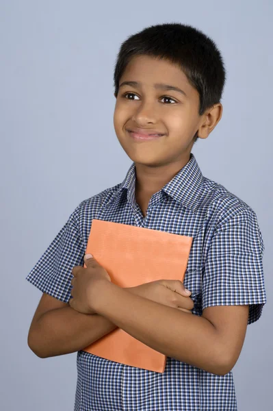 Bonito menino indiano pronto para ir para a escola — Fotografia de Stock