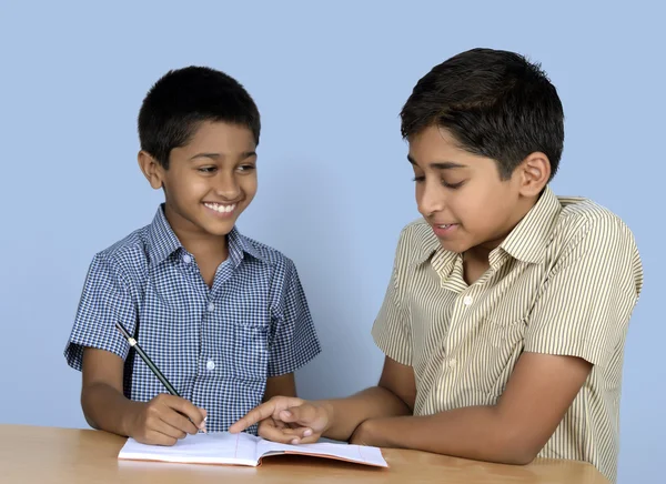 Bonitos meninos indianos prontos para ir para a escola — Fotografia de Stock