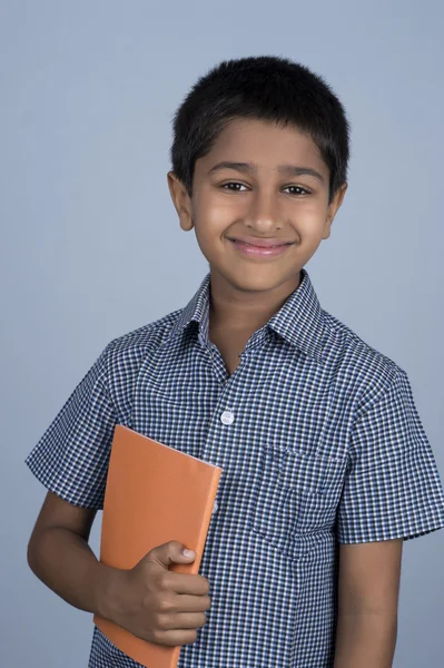 Bonita criança indiana pronta para ir para a escola — Fotografia de Stock