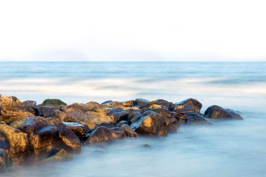 kayaların üzerinde güneş ayarı
