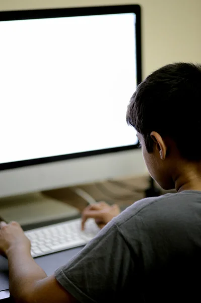 Menino com computador — Fotografia de Stock