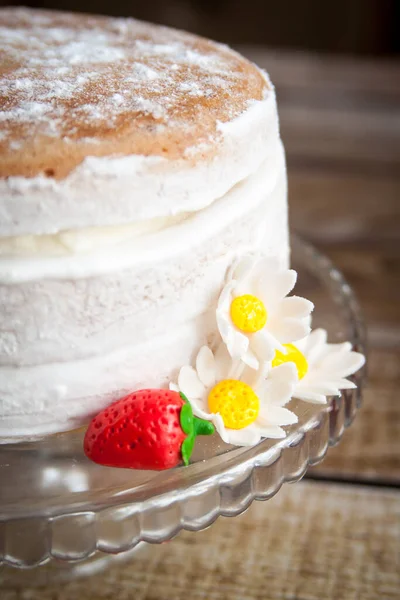 Meztelen Torta Tejszínnel Öntött Eperrel Virágokkal Díszítve — Stock Fotó