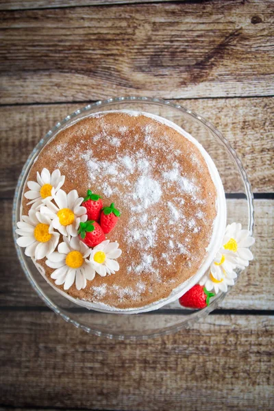 Torta Nuda Con Crema Decorata Con Fragole Mastice Fiori Vista — Foto Stock