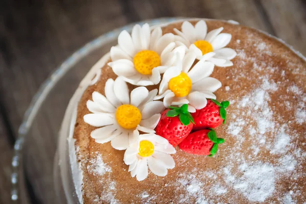 Meztelen Torta Krémmel Öntött Eperrel Virágokkal Díszítve Felülnézet — Stock Fotó