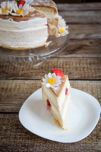 Nackter Kuchen Mit Sahne Dekoriert Mit Mastix Erdbeeren Und Blumen — Stockfoto