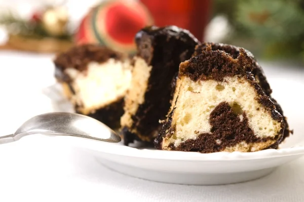 Vánoční čokoládový dort s výzdobou — Stock fotografie