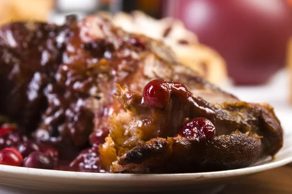 Delicious Scrambled Grilled meat with cranberry sauce — Stock Photo, Image