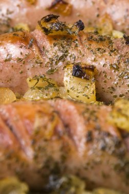 lahana turşusu - Lehçe çanak ile Közlenmiş sosis