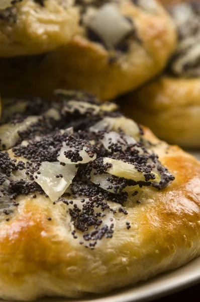 Cebularze - traditionelle polnische Torte mit Zwiebeln und Mohn — Stockfoto