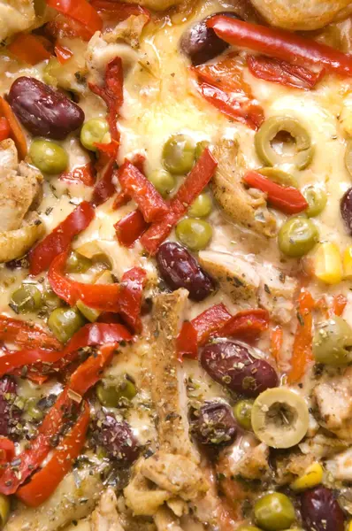Pizza con pollo, pimienta y aceitunas —  Fotos de Stock