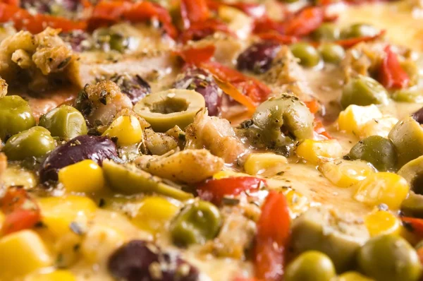 Pizza con pollo, pimienta y aceitunas —  Fotos de Stock