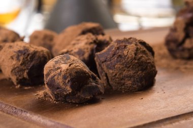 Ev yapımı çikolatalı trüf.