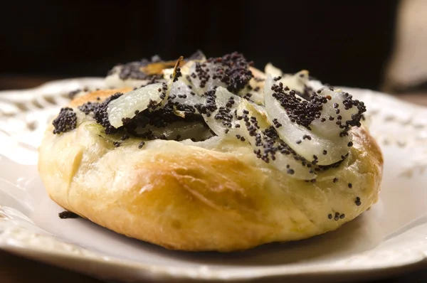 Cebularze - geleneksel Lehçe soğan ve haşhaş tohumu ile pasta — Stok fotoğraf