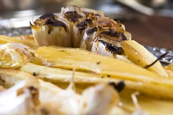 Петрушка на гриле и чеснок в медовом соусе — стоковое фото