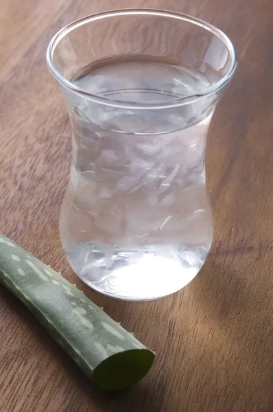 Suco de aloe vera com folhas frescas — Fotografia de Stock