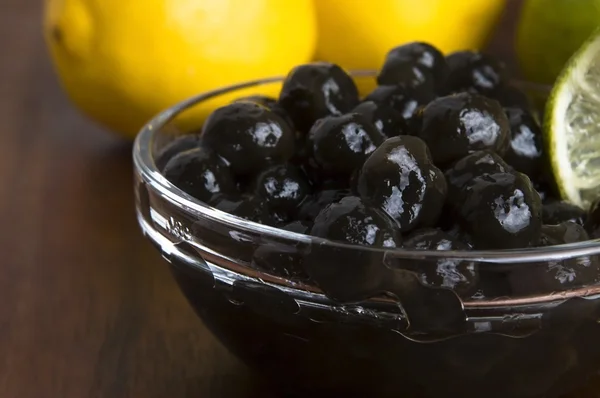 Limonlu muhallebi incileri. Beyaz köpüklü çay malzemeleri.