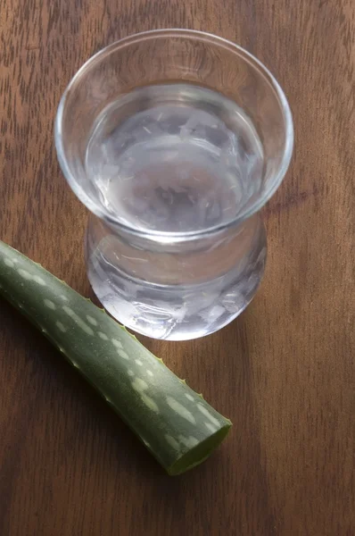 Jus d'aloe vera aux feuilles fraîches — Photo