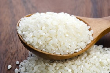 tahta kaşık mutfak masasında pirinç