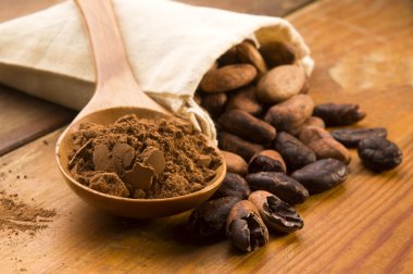 Doğal ahşap masa fasulyeli kakao (kakao)