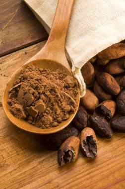 Doğal ahşap masa fasulyeli kakao (kakao)