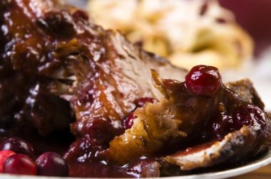 Kızılcık soslu ızgara et lezzetli omlet