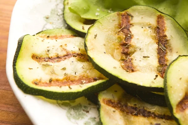 Gegrillte Bio-Zucchini-Scheiben mit Kräutern und Gewürzen — Stockfoto