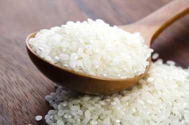 tahta kaşık mutfak masasında pirinç