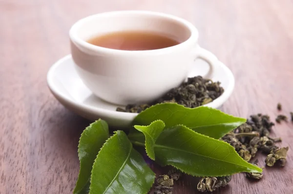 Tasse de thé vert aux feuilles de freh — Photo