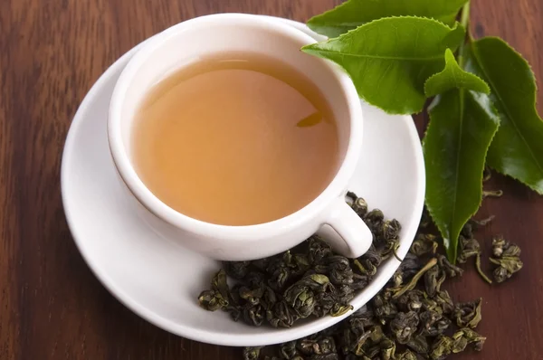 Cup of green tea with freh leaves — Stock Photo, Image