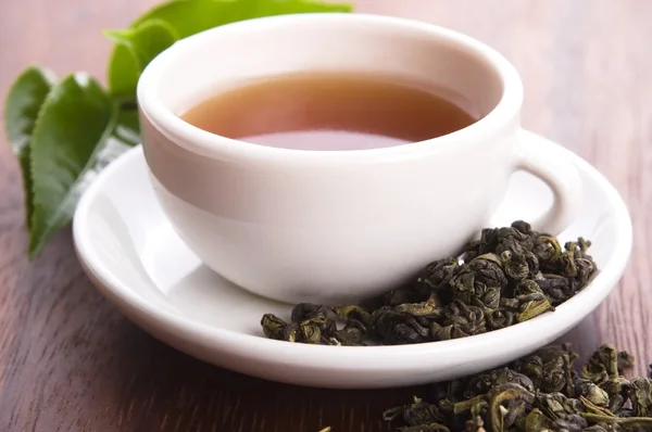 Tasse grüner Tee mit frischen Blättern — Stockfoto