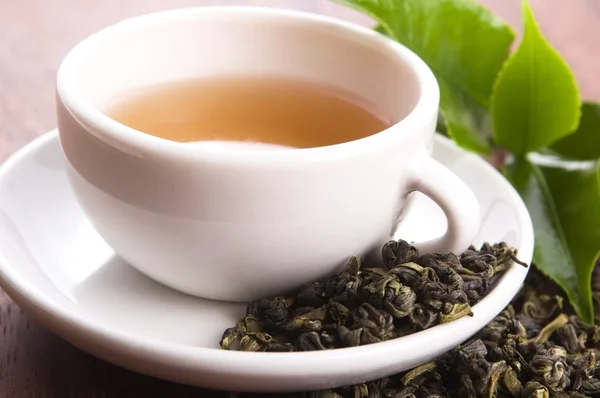 Xícara de chá verde com folhas freh — Fotografia de Stock