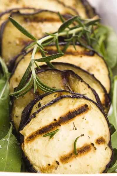 Gegrillte Auberginenscheiben auf einem Teller mit frischem Rosmarin — Stockfoto