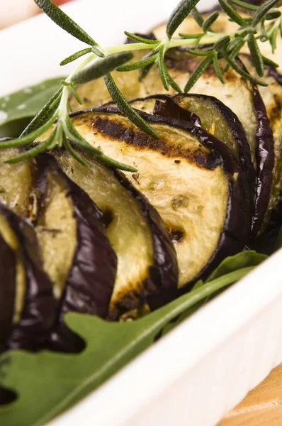 Tranches d'aubergine grillées dans une assiette de romarin frais — Photo