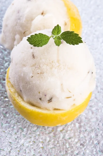 Sorbetto al limone con lavanda in tazze di limone — Foto Stock