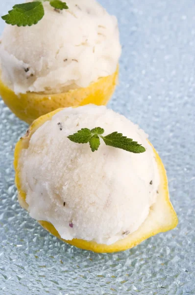 Lemon sorbet with lavender in cups of lemon — Stock Photo, Image