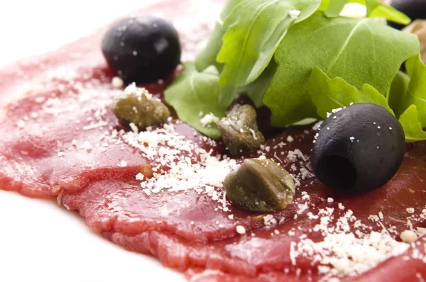 Carpaccio de boeuf avec rucola et parmesan — Photo