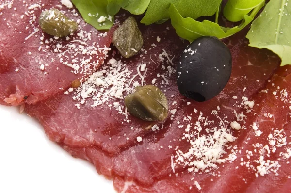 Carpaccio de boeuf avec rucola et parmesan — Photo