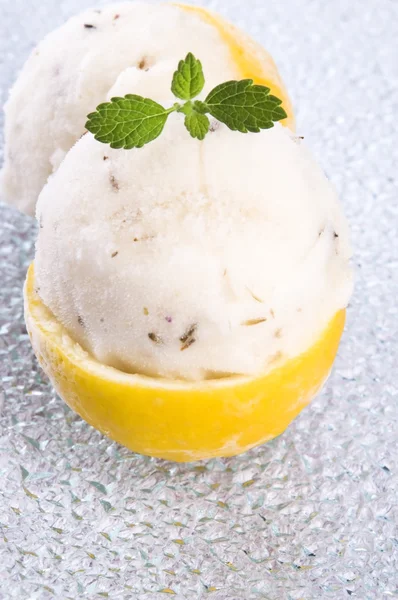 Sorbetto al limone con lavanda in tazze di limone — Foto Stock