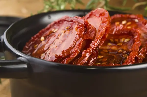 Tomates secos ao sol com azeite — Fotografia de Stock